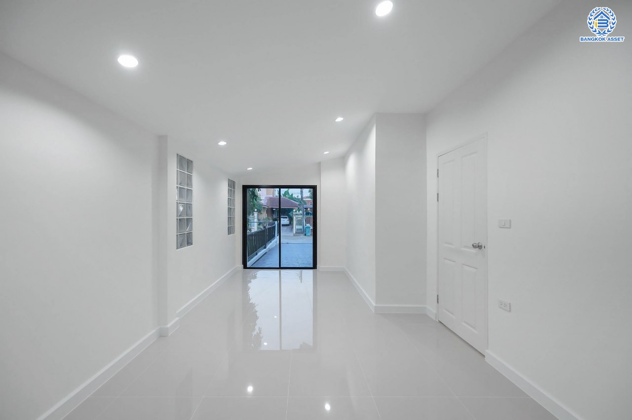 บ้านมือสองตกแต่งใหม่ คุณภาพแบรนด์ LH โครงการ ชลลดา บางบัวทอง เนื้อที่ 72 ตร.ว. ตกแต่งหรูหรา ฟังก์ชันจัดเต็ม 3 ห้องนอน 2 ห้องน้ำ 1 ห้องอเนกประสงค์ จอดรถได้ 1 คัน พร้อม Facilities ครบ! บนทำเลคุณภาพ เชื่อมต่อได้หลายเส้นทาง ใกล้เซ็นทรัลเวสต์เกต และรถไฟฟ้า "สถานีบางพลู"